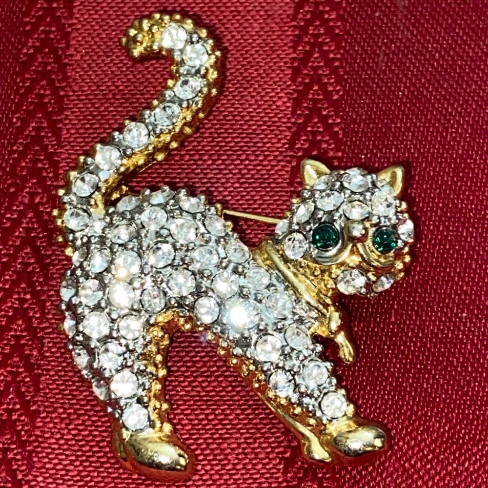Vintage 90s Rhinestoned Gold Toned Crouching Cat with Green Eyes Broach - Picture 3 of 6